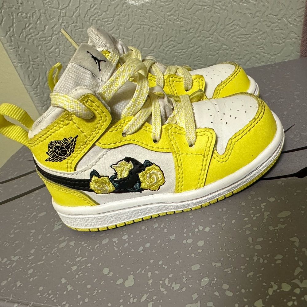 Jordan 1 mids, flower logo